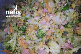Tombalıklı Brokoli Salatası Tarifi