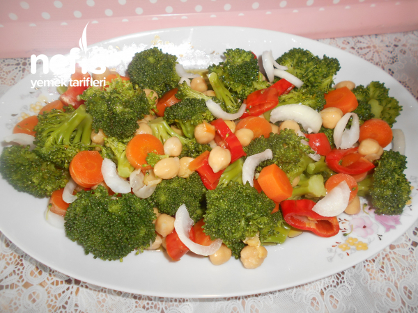 Nohutlu Brokoli Salatası