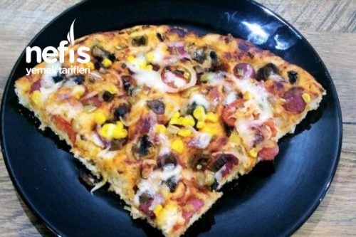 İnce Hamurlu Nefis Pizza (2 Tepsilik) Tarifi