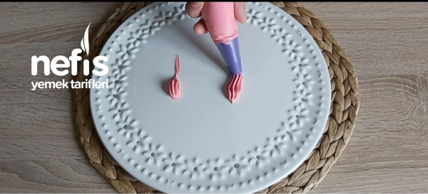 Kelebek Şeklinde Pasta Yapımı /fırın Gerektirmeyen Pasta Tarifi ( Videolu )