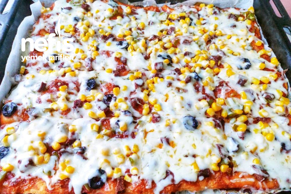 Bol Malzemos Aile Boyu Tepsi Pizzası (Hamuru Harika) Tarifi
