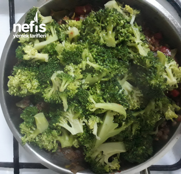 Kıymalı Yoğurtlu Brokoli Kavurması