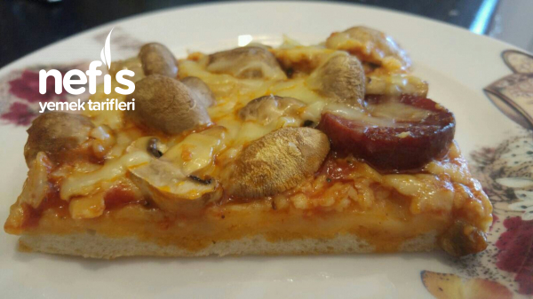 Fırın Tepsisinde İncecik Hamuruyla Nefis Pizza