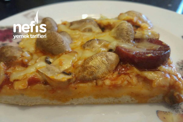 Fırın Tepsisinde İncecik Hamuruyla Nefis Pizza Tarifi