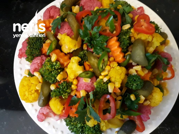 Sağlıklı Ve Rengarenk Bahar Salatası