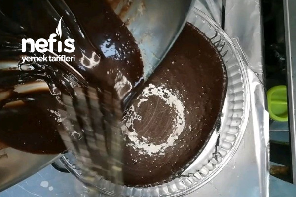 Sünger Gibi Brownie Tadında Çikolata Soslu Islak Kek