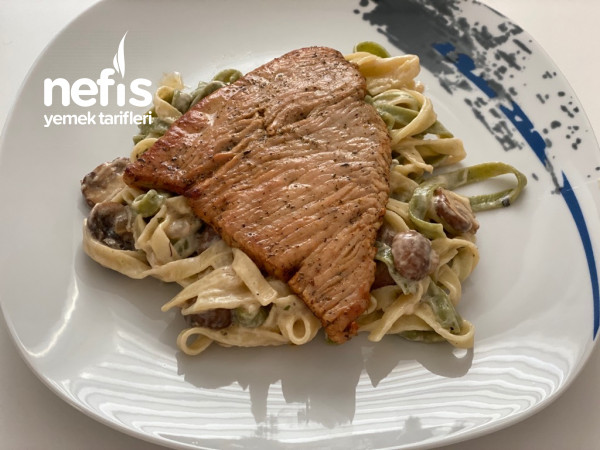 Mantar Soslu Fettuchini Ve Tavuk Steak