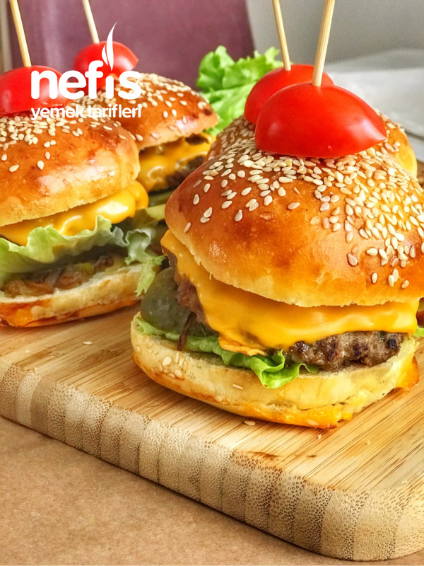 Hamburger (Ekmeği Köftesi Çıtır Patatesi Ve Karamelize Soğanı İle Dolu Dolu Bir Menü)
