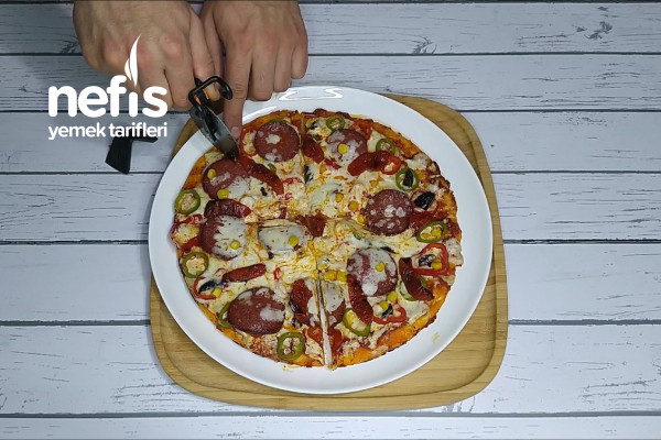 Okuldan Gelen Çocuklar İçin 5 Dakikada Hazır Tavada Enfes Pizza (Videolu)
