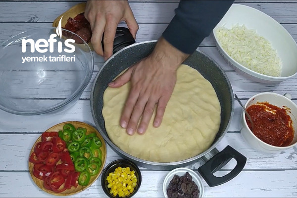 Okuldan Gelen Çocuklar İçin 5 Dakikada Hazır Tavada Enfes Pizza (Videolu)