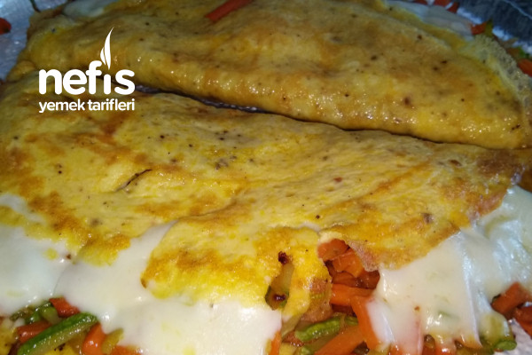 İster Kahvaltıya İster Sahura Pratik Sebzeli Omlet (Videolu)