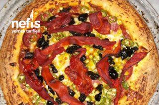 Simit Kenarlı Karışık Ev Yapımı Pizza Tarifi