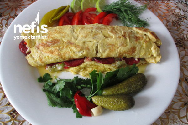 Patlıcan Soslu Sucuklu Rulo Omlet Tarifi