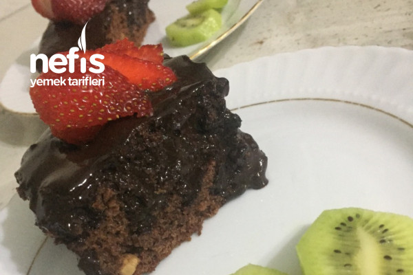 Çikolata Soslu Fındıklı Browni