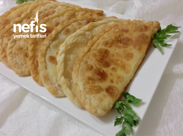 Muhteşem Hamuruyla Kaşarlı Puf Puf Börek