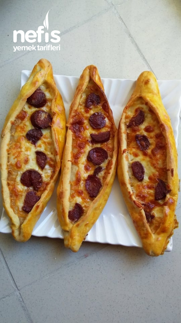 Kaşarlı Sucuklu Pide