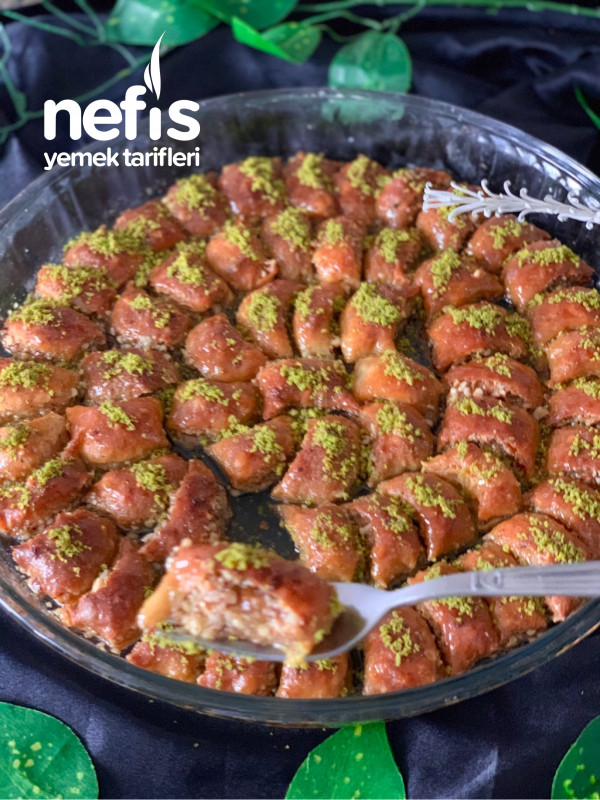 Yalnızca İki Beze İle Herkesin Yapabileceği Ay Baklava