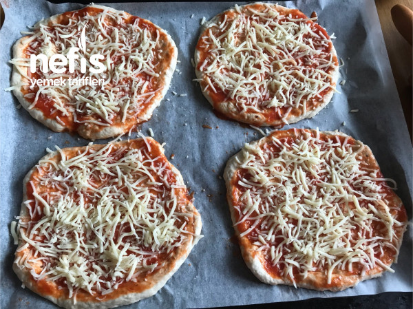 Mozzarella Peynirli Pizza Nefis Yemek Tarifleri