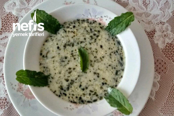 Tereyağlı Sosu İle Yasemin Pirincin Enfes Kokusunun Eşlik Ettiği Yoğurt Çorbası