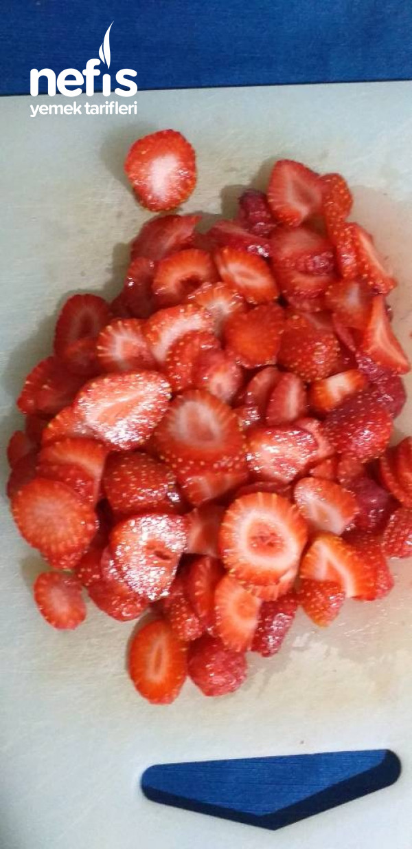 Strawberry Scones (Çilekli Çörek)