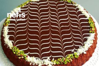 Bugün Çikolata Sevenler İçin Çikolata Soslu Tart Kek Tarifi