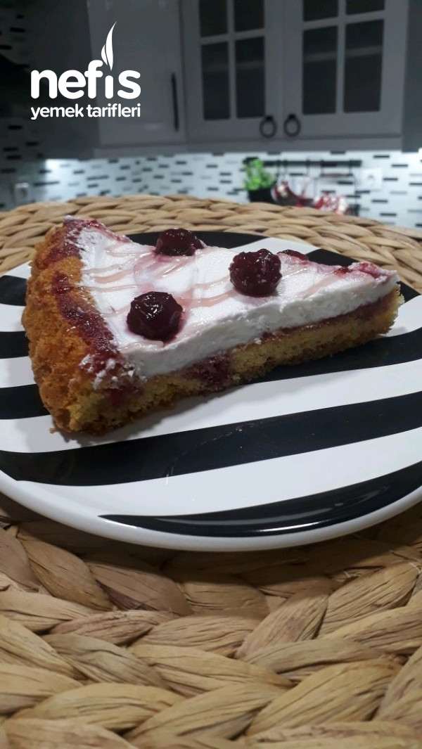 Vişne Soslu Tart Kek