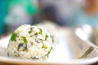 Onigiri: Japon Mutfağından Pirinç Köftesi Tarifi