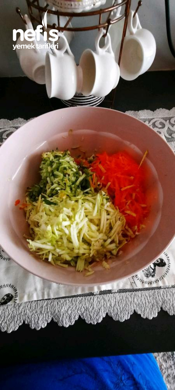 Üç Renkli Yoğurtlu Salata