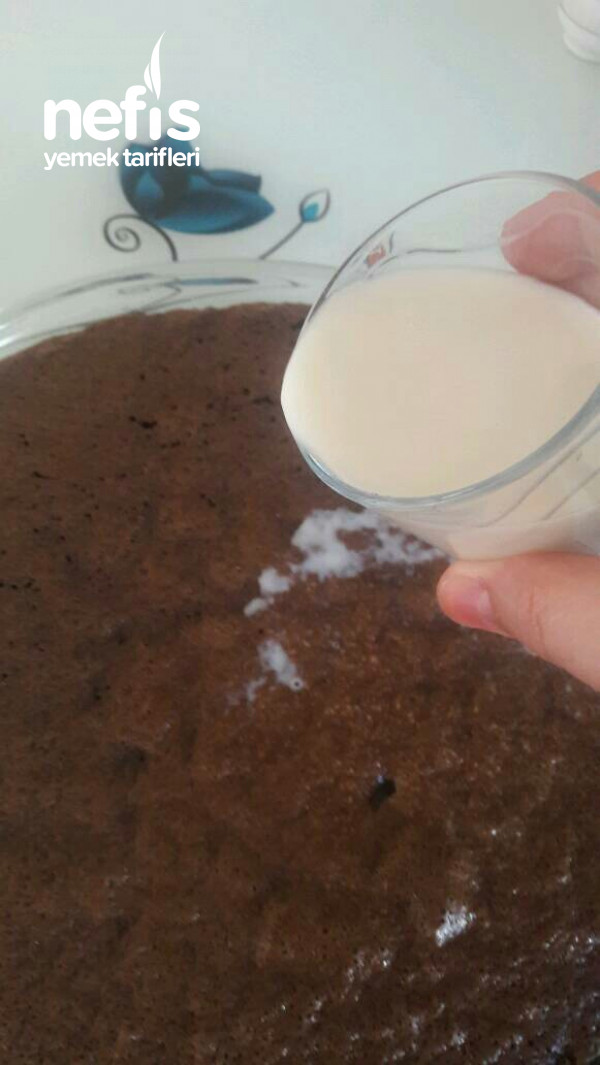 Çikolata Soslu Islak Kek (Deneyenin Pişman Olmayacağı Bir Tat)