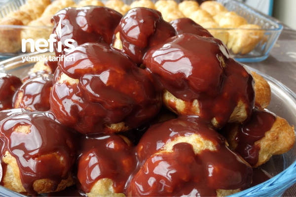 Bir Oturuşta Bir Tepsi Yediren Enfes Bir Profiterol Tarifi (Videolu) Bir Oturuşta Bir Tepsi Yediren Enfes Bir Profiterol Tarifi (Videolu)