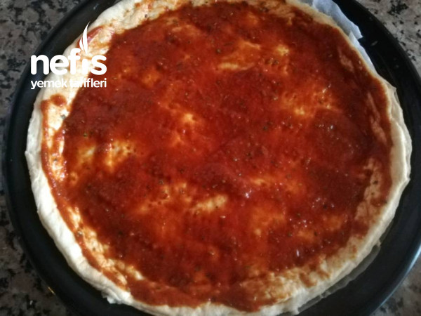 Domates Ve Kaşarlı Pizza