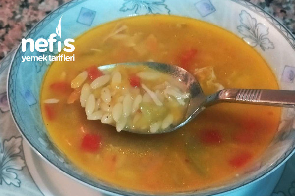 Kışın Bu Çorbayı Yap Hastalık Yüzü Görme Şehriyeli Sebzeli Tavuk Suyu Çorbası