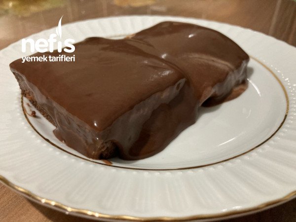 Ev Yapımı Çikolata Sosuyla Enfes Ağlayan Pasta