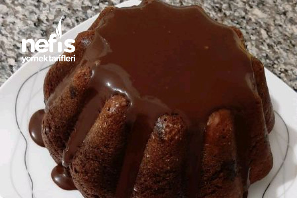Ev Yapımı Çikolata Sosuyla Kakolu Sünger Kek