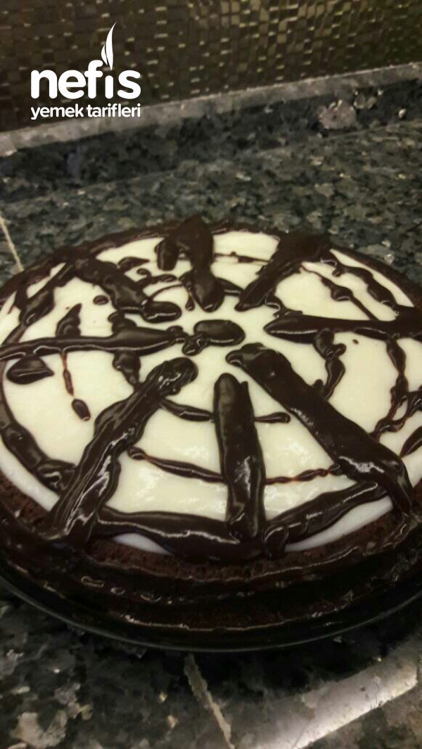 Tart Kalıbında Çikolata Soslukremalı Kek