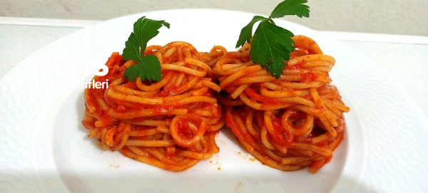 Fesleğenli Domatesli Spagetti