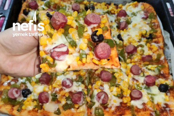 İncecik Hamuruyla Nefis Tepsi Pizzası (Videolu) Tarifi