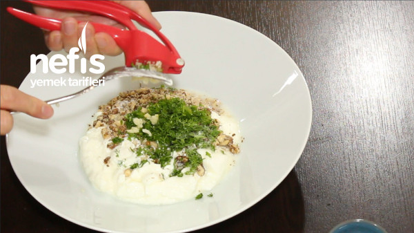 Yoğurtlu Cevizli Çiğ Kereviz Salatası (Videolu)