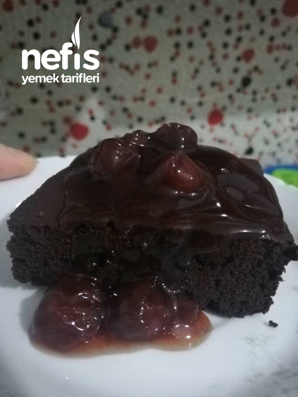 Bitter Çikolatalı Vişne Soslu Kek