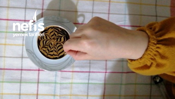 Cafe'yi Evinize Getirin! Çikolata Soslu Köpüklü Kahve