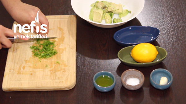 5 Dakikada Pratik Avokado Salatası (Ezmesi) Tarifi (Videolu)