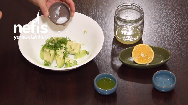 5 Dakikada Pratik Avokado Salatası (Ezmesi) Tarifi (Videolu)