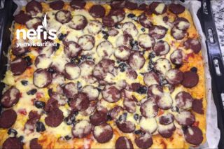 Bol Malzemeli Kabarık Tepsi Pizzası Tarifi