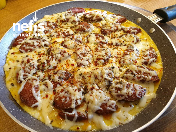 Kahvaltı için 10 Dakikada Mis Gibi Sucuklu Omlet Pizza