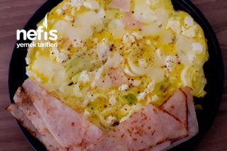 Hindi Füme Eşliğinde Peynirli Pırasalı Omlet Tarifi