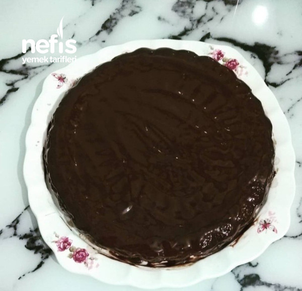 Tart Kalıbında Çikolata Soslu Islak Kek