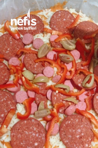 Harika Hamuruyla Hazırları Asla Aramayacagınız Pizza Tarifi