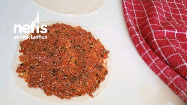 Tavada Kapalı Mayasız Lahmacun Tarifi (Videolu)