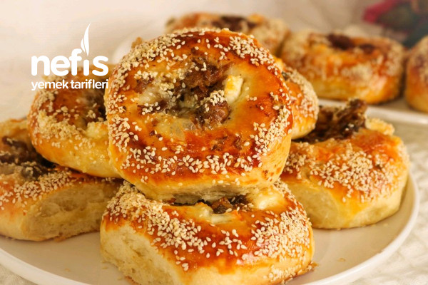 tam-tutan-yumusacik-kavurmali-sucuklu-pizza-pogacalar.jpg