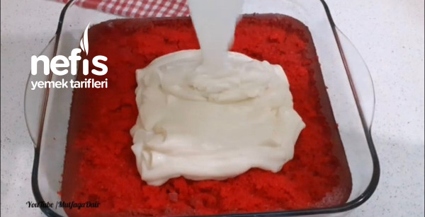 Borcamda Kadife Dokusuyla Kırmızı Borcam Pastası